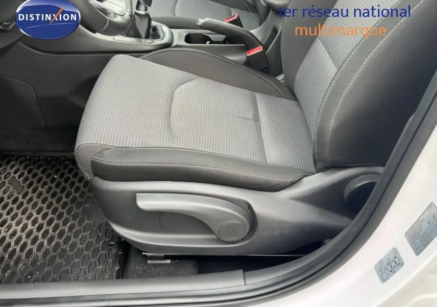 Vue rapprochée du siège avant droit gris et noir de la Hyundai i30 blanc nacré, avec levier de frein à main visible.