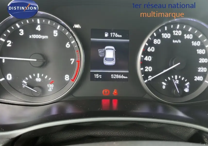 Vue rapprochée du tableau de bord de la Hyundai i30 2023, affichant compte-tours, vitesse et écran central d'informations.