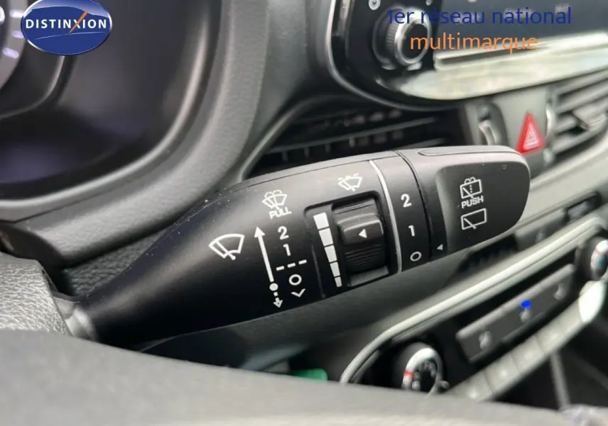 Gros plan sur la commande d’essuie-glace côté droit dans l’habitacle d’une Hyundai i30 blanche nacrée 2023.