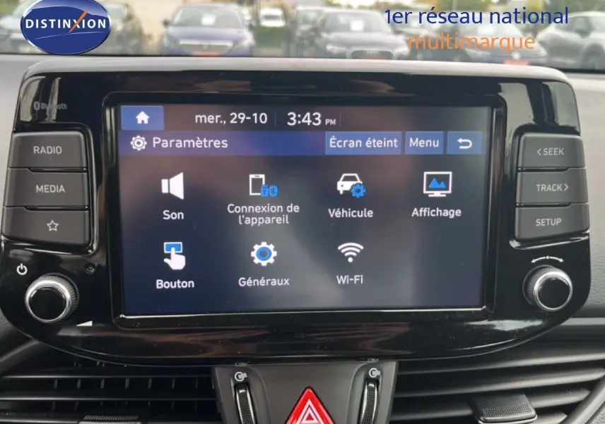 Écran tactile central du tableau de bord de la Hyundai i30 2023, affichant les paramètres du véhicule.