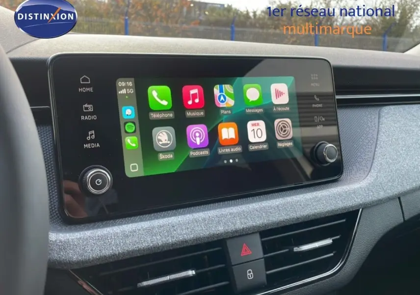 Écran tactile central du Skoda Kamiq gris argent, vue intérieure du tableau de bord avec interface connectée.