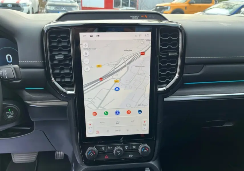 Vue intérieure du tableau de bord du Ford Ranger gris iconic 2026, avec écran tactile central affichant la navigation GPS.