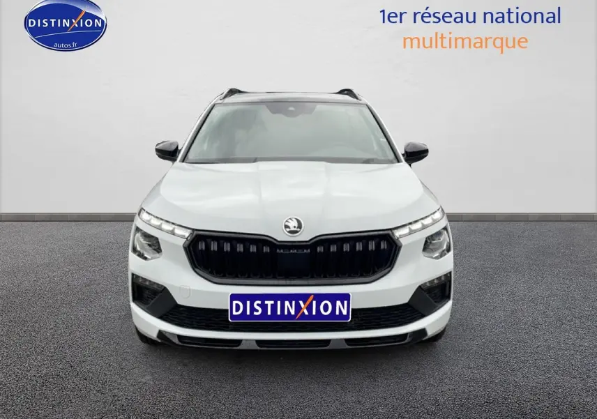 Vue avant d'un Skoda Kamiq blanc nacré avec calandre noire et phares LED distinctifs.