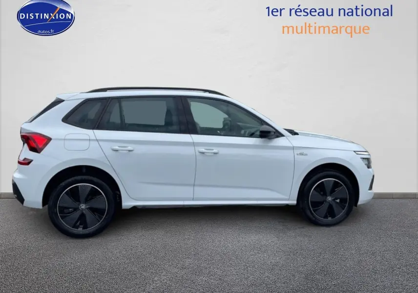 Vue latérale droite d'un Skoda Kamiq blanc nacré avec jantes noires et toit panoramique en verre.