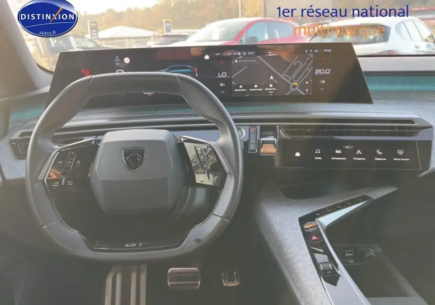 Vue intérieure du tableau de bord du Peugeot 3008 gris 2025, avec volant multifonction et écran tactile large.