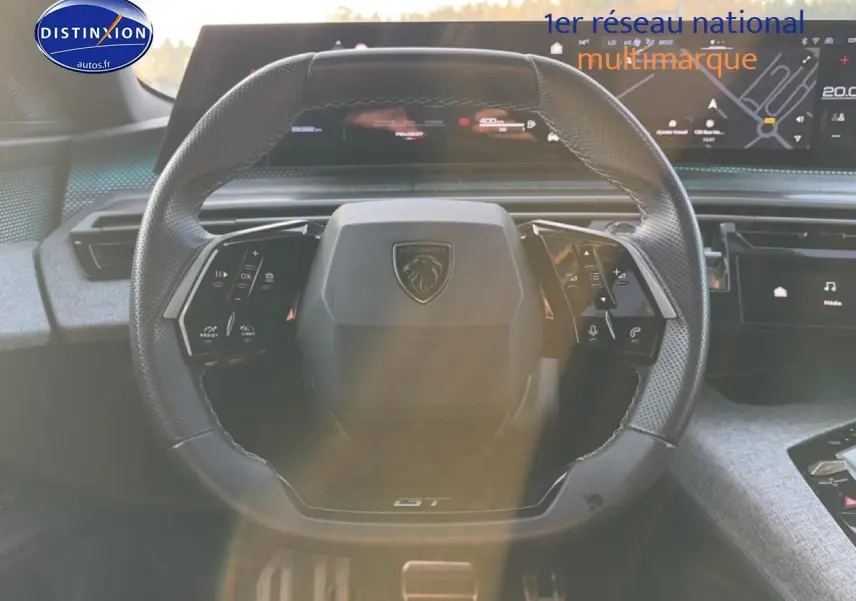 Vue rapprochée du volant cuir multifonction Peugeot 3008 gris 2025 avec logo et commandes intégrées.