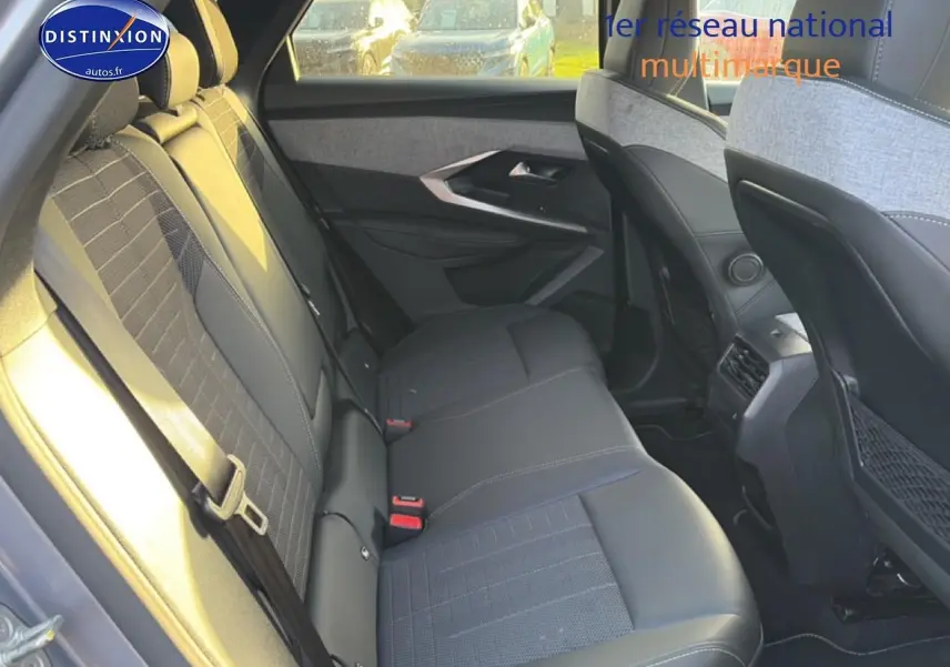 Vue intérieure arrière droite du Peugeot 3008 gris 2025, sièges en cuir et tissu avec accoudoir central.