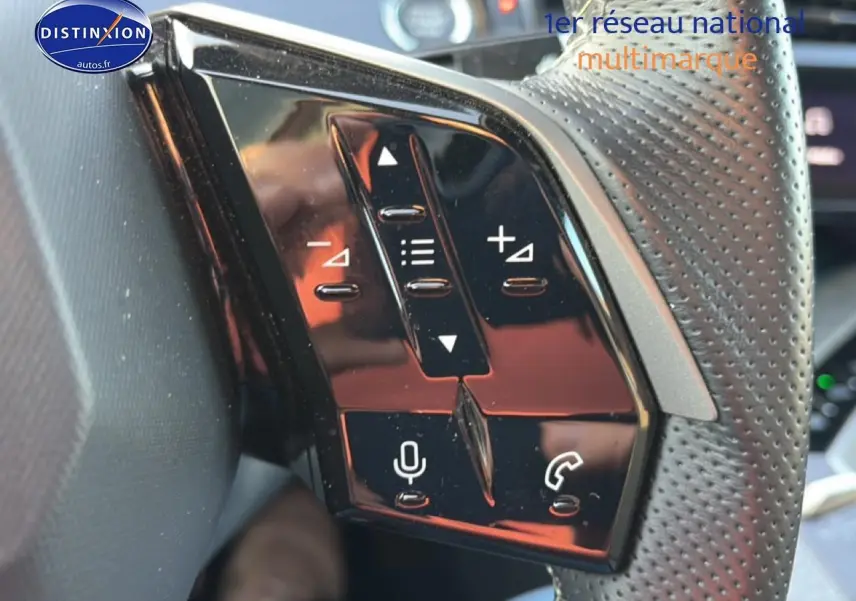 Gros plan sur les commandes vocales et audio du volant cuir perforé côté gauche du Peugeot 3008 gris 2025.
