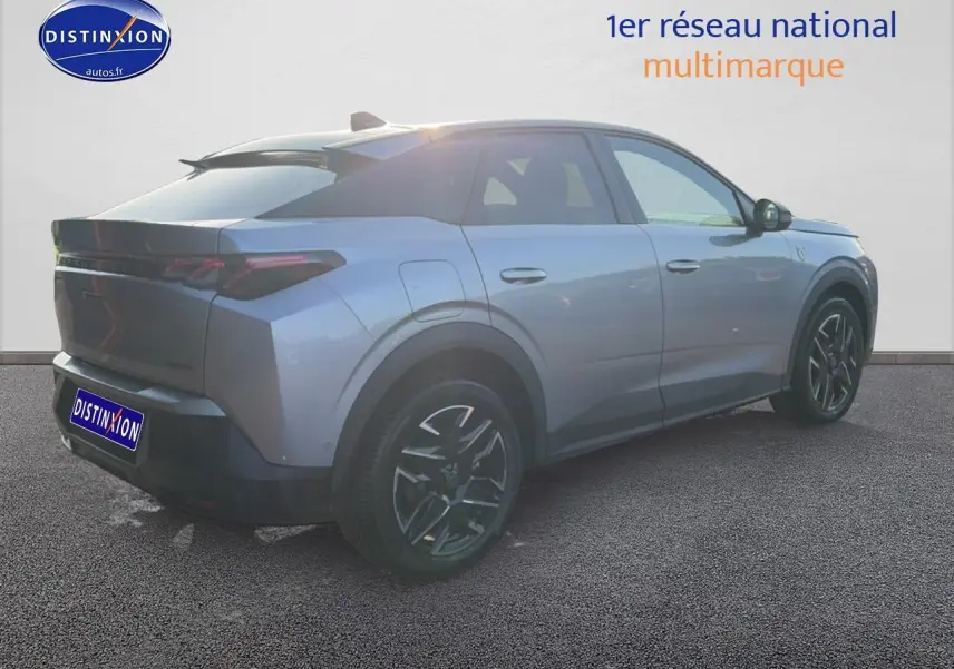 Peugeot 3008 gris vue 3/4 arrière droit, avec jantes alu noires et feux arrière LED distinctifs.