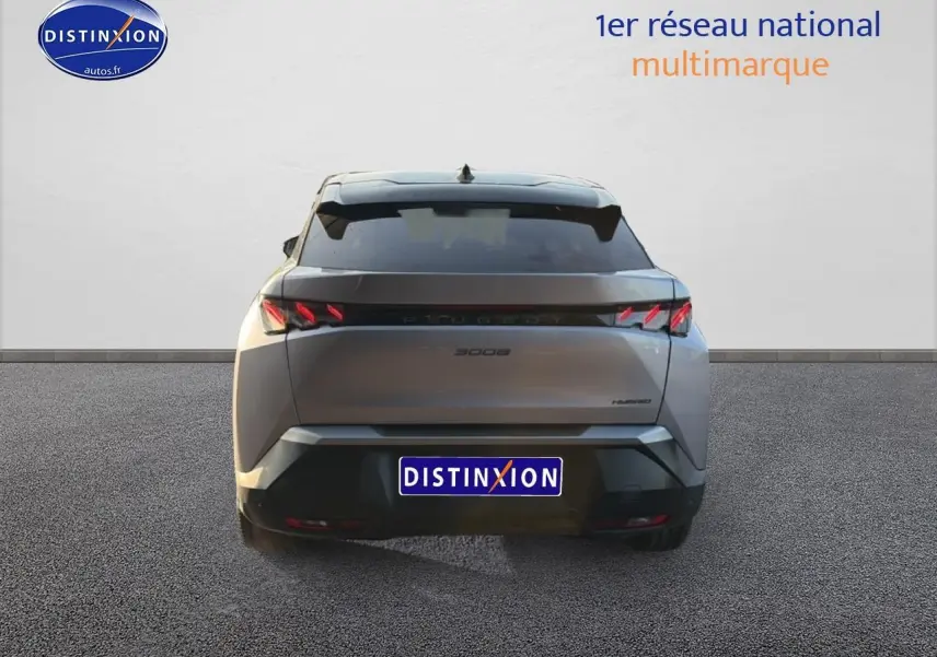 Vue arrière d’un Peugeot 3008 gris 2025 avec feux arrière LED et becquet noir distinctif.