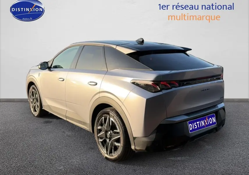 Peugeot 3008 gris 3/4 arrière droit, jantes alu et vitres arrière surteintées visibles.