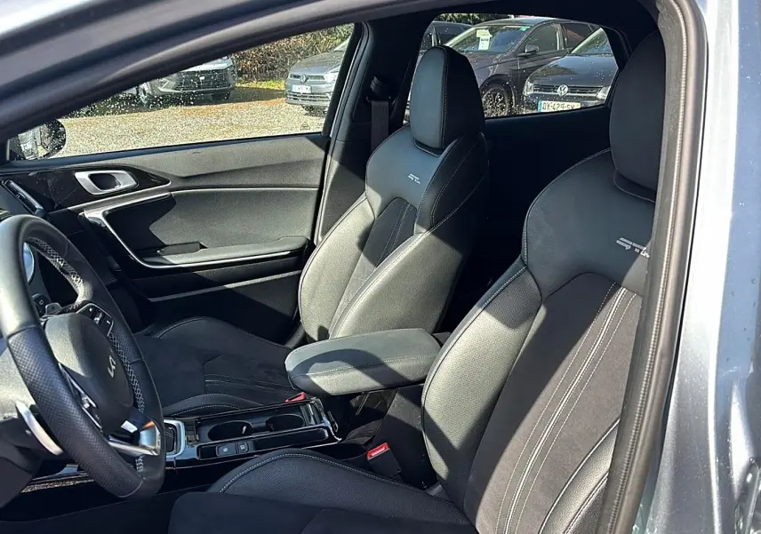 Vue intérieure côté conducteur du Kia Xceed gris 2024, sièges sport GT-Line en cuir avec accoudoir central.