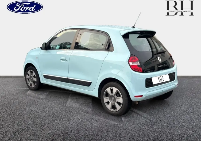 Vue 3/4 arrière droite d'une Renault Twingo 2014 Bleu Dragée avec hayon noir et becquet arrière.