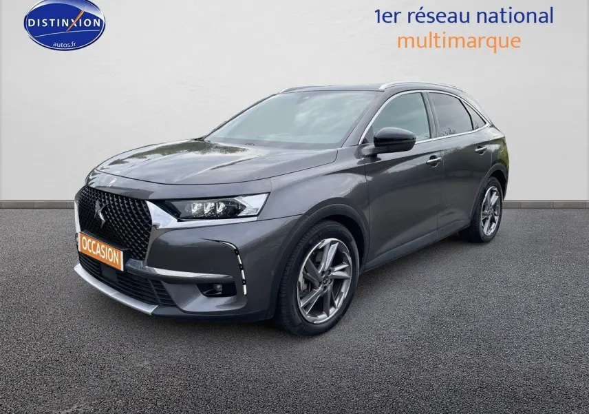 Vue 3/4 avant droit d'un DS7 Crossback E-TENSE gris platinium métallisé avec calandre noire et jantes alliage bicolores.