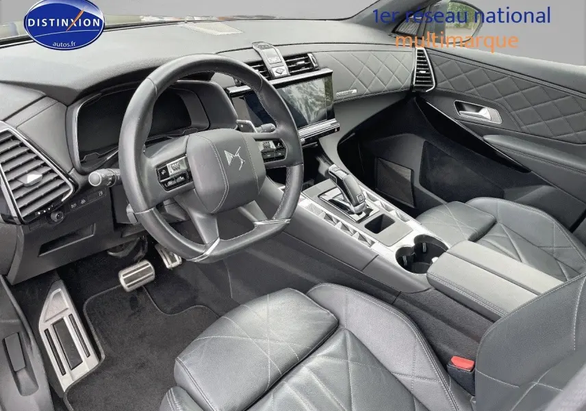 Vue intérieure côté conducteur du DS7 Crossback E-TENSE 2021 avec cuir noir matelassé et console centrale moderne.