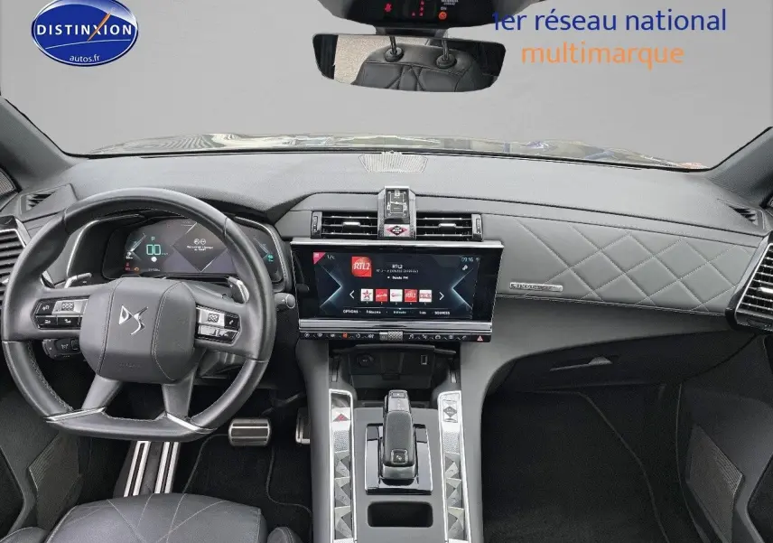 Intérieur noir du DS7 Crossback E-TENSE 2021, vue frontale sur le tableau de bord et volant multifonction.