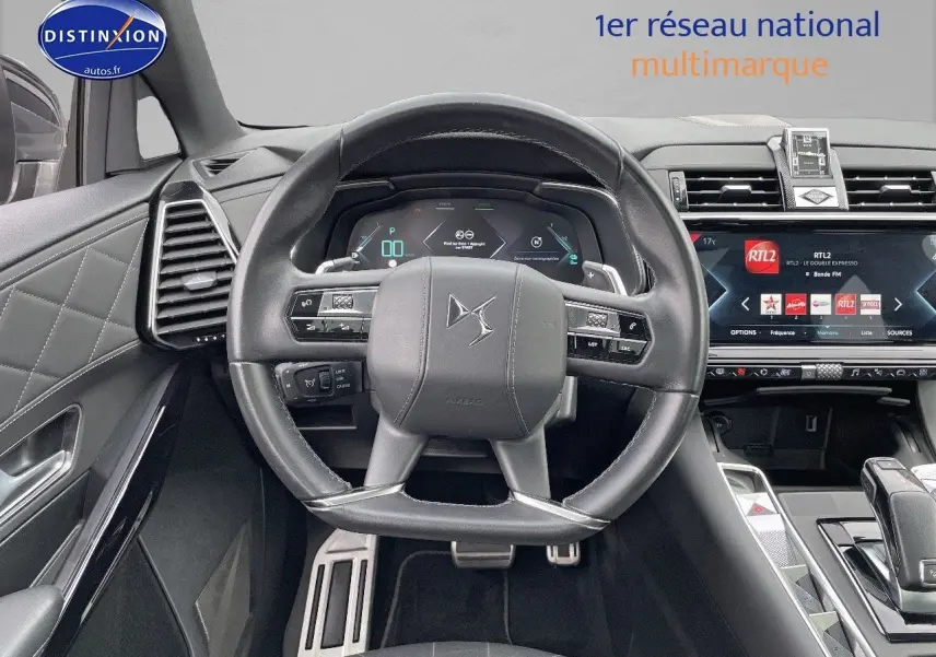 Vue centrée sur le volant cuir noir et le tableau de bord numérique du DS7 Crossback E-TENSE 2021.