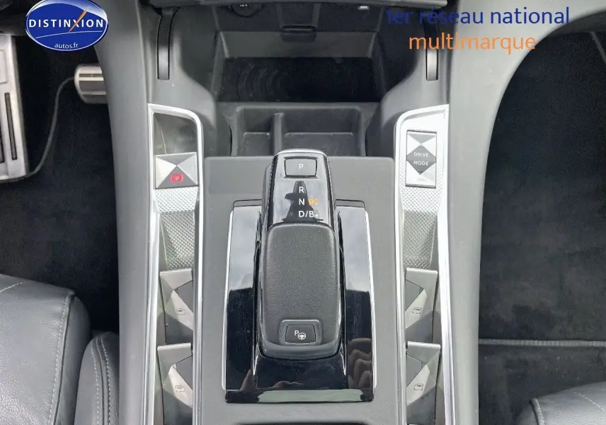Vue plongeante sur la console centrale du DS7 Crossback E-TENSE 2021, avec levier de vitesses et boutons argentés.