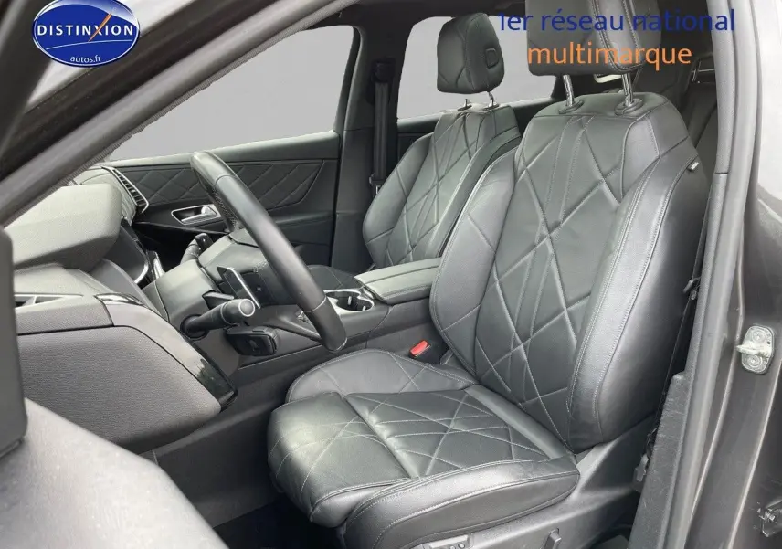 Vue intérieure côté conducteur du DS7 Crossback 2021, sièges en cuir noir matelassé avec surpiqûres croisées.