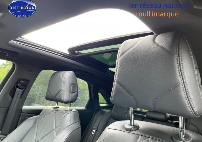 Gros plan sur les sièges avant en cuir noir et le toit ouvrant panoramique du DS7 Crossback E-TENSE 2021.