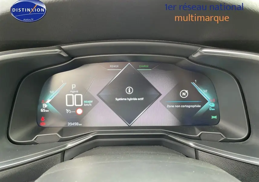 Tableau de bord numérique du DS7 Crossback E-TENSE 2021 montrant le système hybride actif et l'autonomie restante.