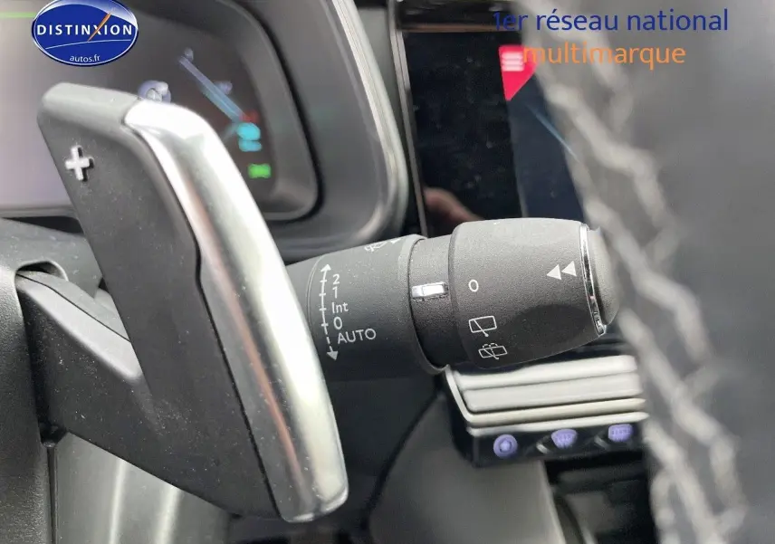 Gros plan sur la palette de changement de vitesse + côté gauche du volant du DS7 Crossback gris platinium 2021.