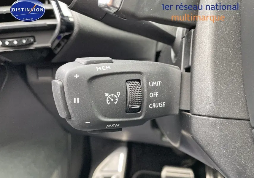 Gros plan sur la commande de régulateur de vitesse du DS7 Crossback E-TENSE 225CH, intérieur noir.