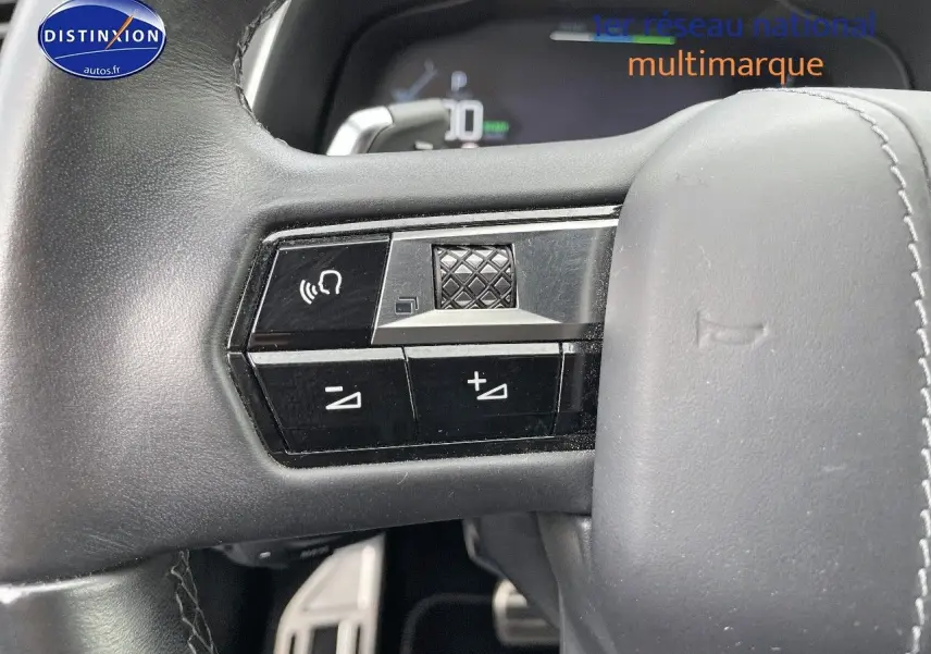 Gros plan sur les commandes gauche du volant cuir noir du DS7 Crossback E-TENSE 2021, finition Grand Chic.