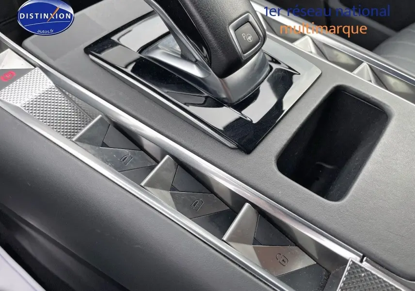 Gros plan sur la console centrale du DS7 Crossback 2021, mettant en valeur le levier de vitesses et les boutons de commande.