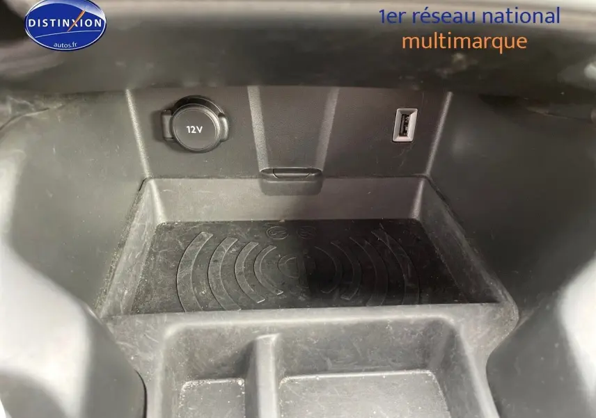 Gros plan sur la console centrale du DS7 Crossback E-TENSE 2021, montrant prise 12V et port USB intégrés.