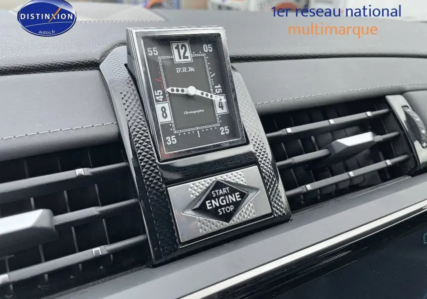 Gros plan sur la montre B.R.M et le bouton start engine stop intégrés au tableau de bord du DS7 Crossback gris platinium.
