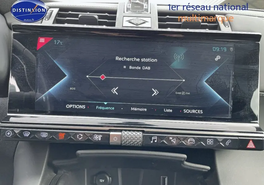 Écran tactile central du DS7 Crossback gris platinium montrant la recherche d’une station radio en mode DAB.