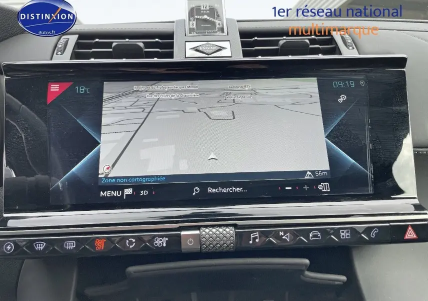 Tableau de bord du DS7 Crossback E-TENSE 2021 avec écran tactile de navigation et horloge digitale intégrée.