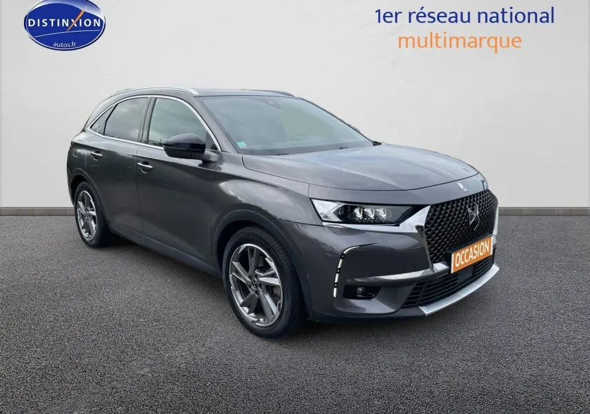 DS7 Crossback E-TENSE gris platinium métal en 3/4 avant droit, avec calandre distinctive et jantes alliage biton.