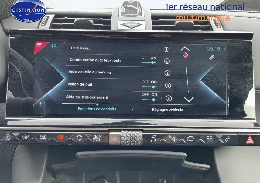 Écran tactile central du DS7 Crossback gris platinium, affichant les réglages d’aide à la conduite en intérieur.