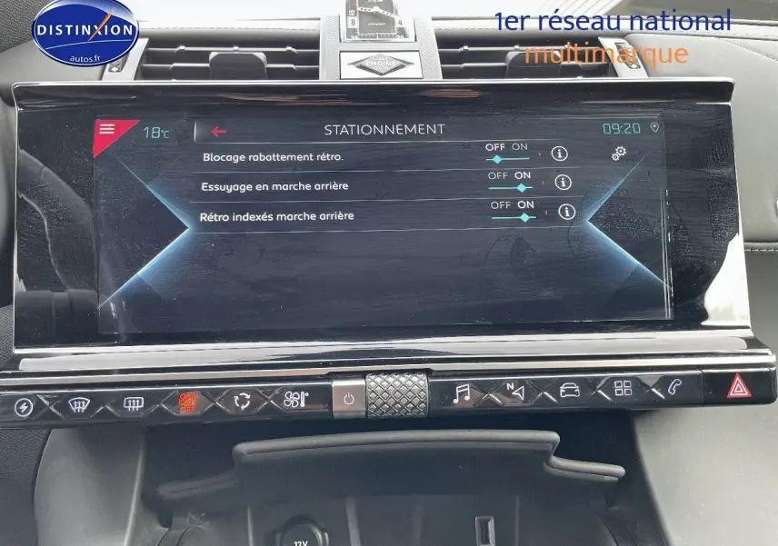 Écran tactile central du DS7 Crossback E-TENSE 2021 affichant les réglages de stationnement et assistances.