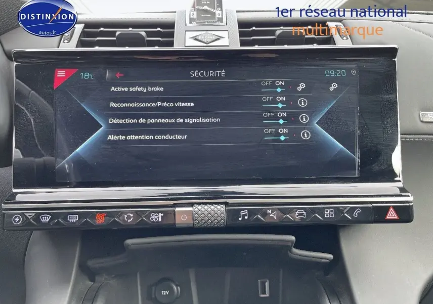 Vue rapprochée de l'écran tactile central du DS7 Crossback 2021 gris platinium, affichant les réglages de sécurité active.