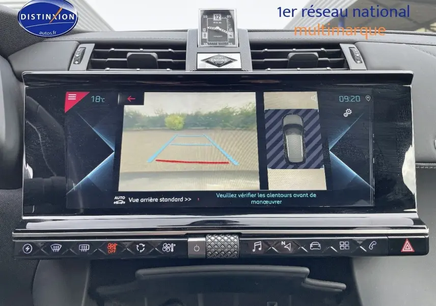 Écran tactile central du DS7 Crossback E-TENSE 2021 montrant la caméra de recul et l'affichage de stationnement assisté.