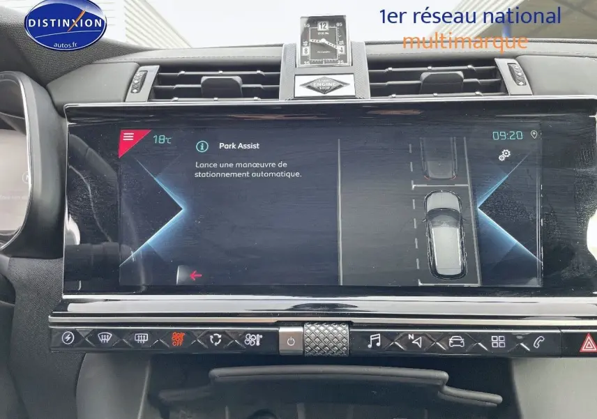 Écran tactile central du DS7 Crossback E-TENSE 2021 affichant l'assistance au stationnement dans un intérieur moderne noir.