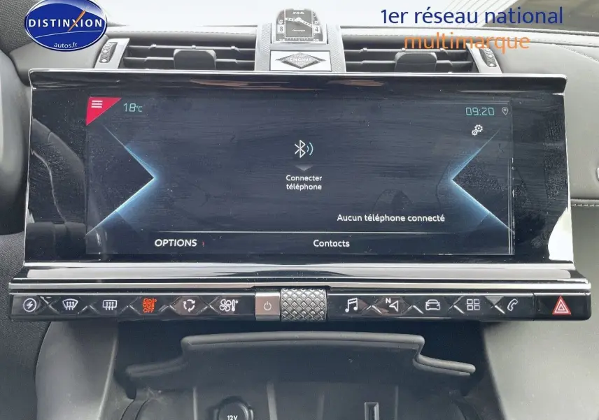 Tableau de bord du DS7 Crossback E-TENSE 2021 avec écran tactile et commandes climatisation en vue frontale rapprochée.