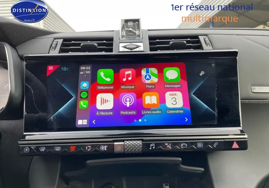 Vue rapprochée du tableau de bord du DS7 Crossback E-TENSE 2021 avec écran tactile et horloge centrale intégrée.