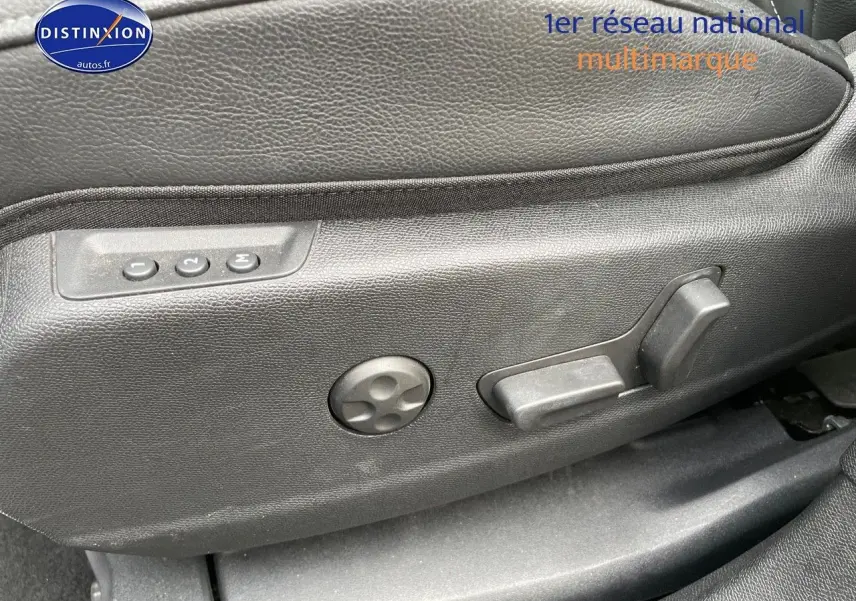 Détail des commandes de réglage électrique du siège conducteur en cuir noir du DS7 Crossback E-TENSE 2021.