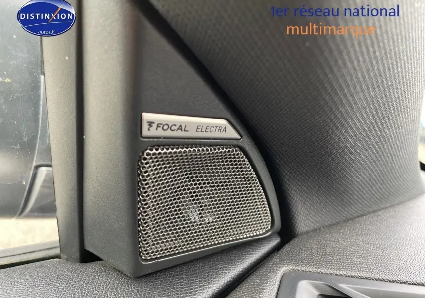 Gros plan sur l'enceinte Focal Electra intégrée côté gauche du tableau de bord d'un DS7 Crossback 2021.
