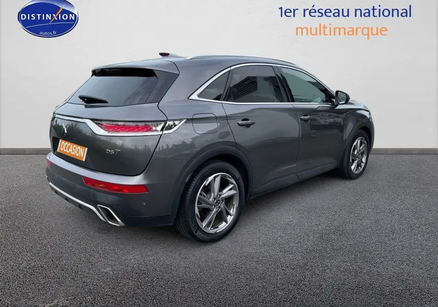 Vue 3/4 arrière droite du DS7 Crossback E-TENSE gris platinium métallisé avec jantes alliage et feux LED distinctifs.