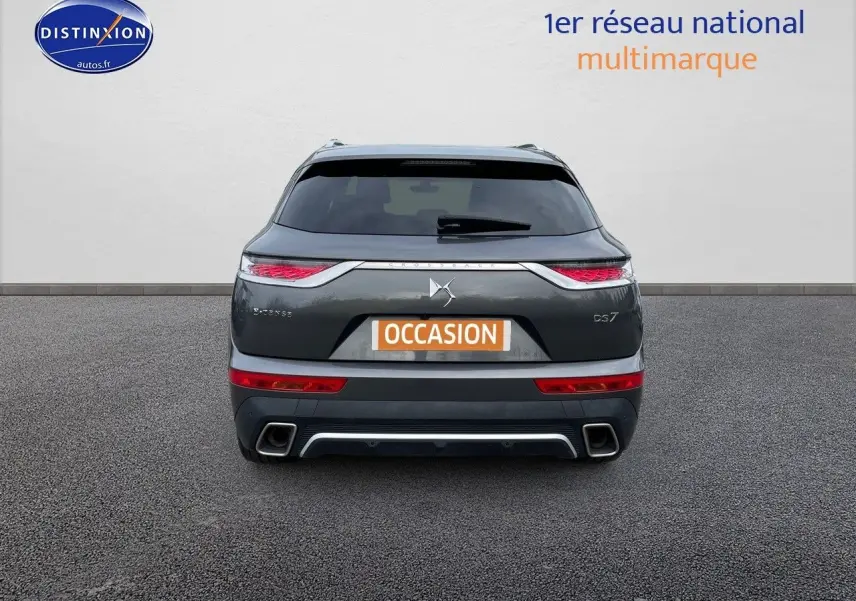Vue arrière d'un DS7 Crossback gris platinium métal avec feux LED et double sortie d'échappement carrée.