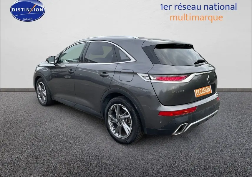 Vue 3/4 arrière droite du DS7 Crossback E-TENSE gris platinium métallisé avec jantes bi-ton et feux LED distinctifs.