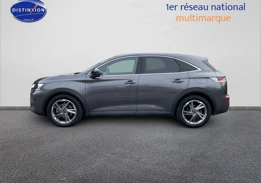 Profil droit d'un DS7 Crossback hybride rechargeable gris platinium métallisé, soulignant ses lignes élégantes et ses jantes bi-ton.