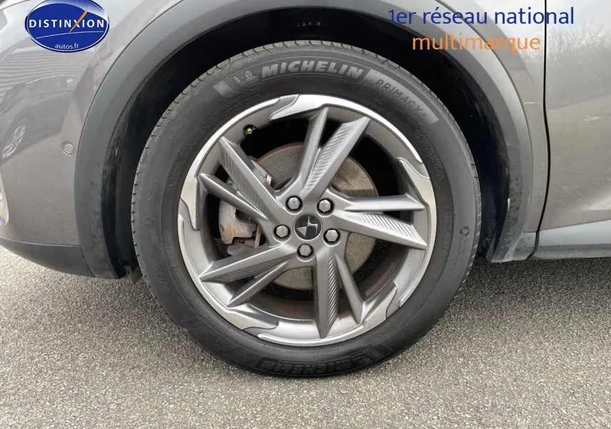 Gros plan sur la roue avant gauche du DS7 Crossback gris platinium avec jante alliage design étoilé.