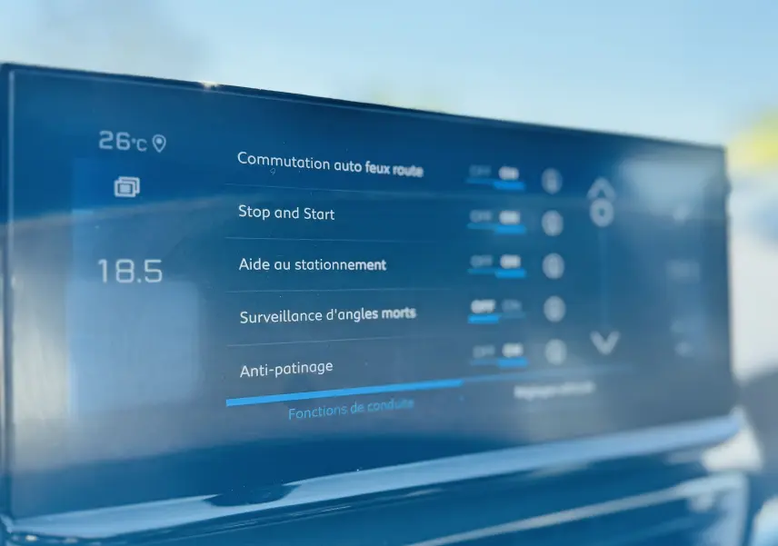 Écran tactile intérieur du Peugeot 3008 gris Artens montrant les réglages d’aides à la conduite et climatisation.