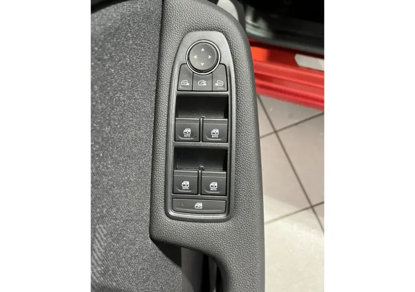 Commande des vitres électriques et réglage des rétroviseurs sur la porte côté gauche d'une Renault Clio rouge 2024